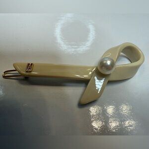 Elegant Cream Hair Clip with Pearl Accent